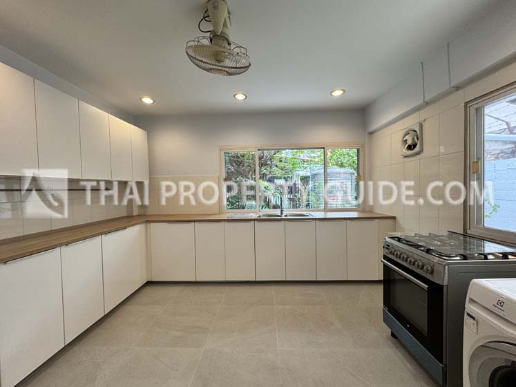 House with Shared Pool in New Petchburi 